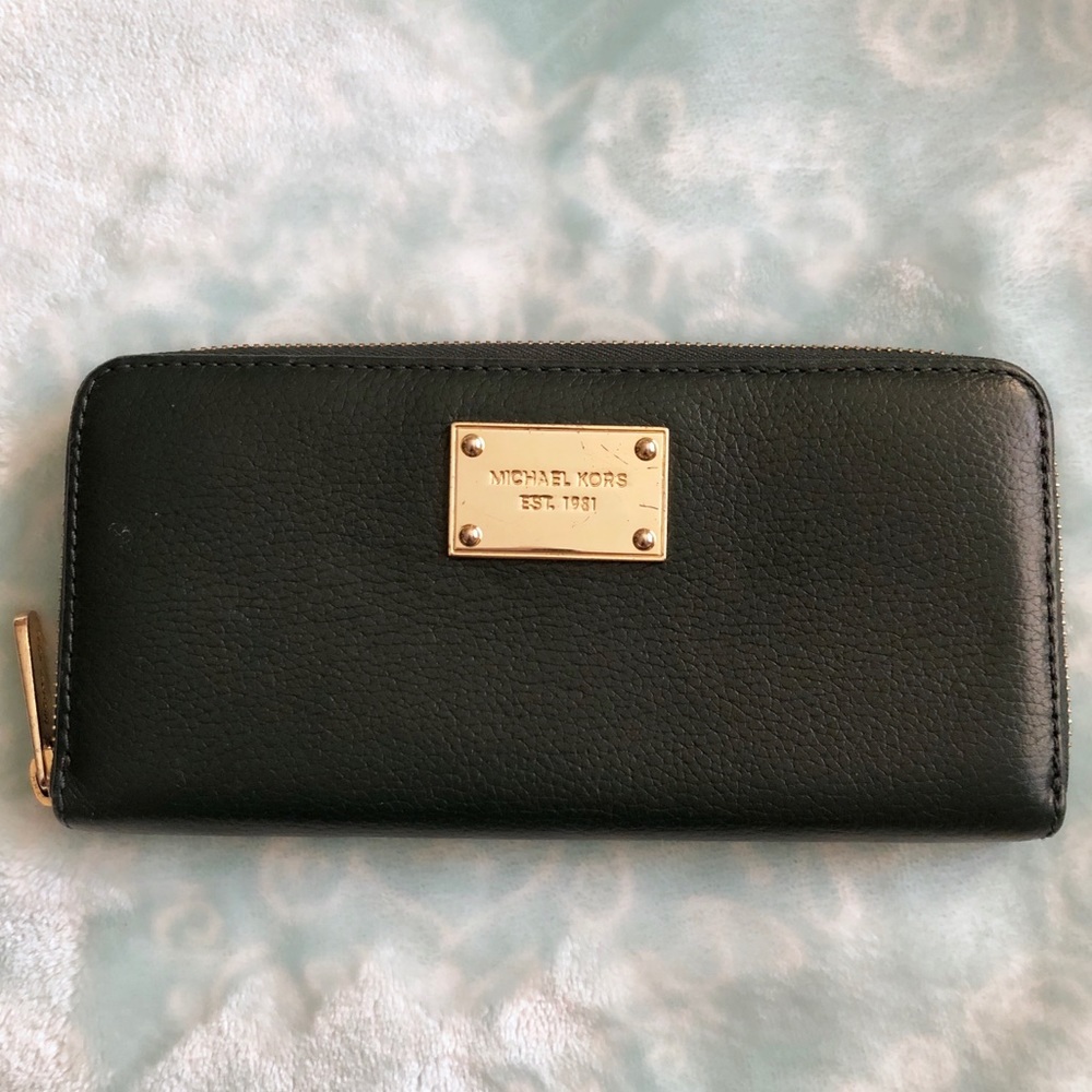 ✨ MAKE AN OFFER • Michael Kors Full Zip Wallet